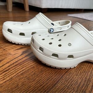 Crocs women’s classic platform clog in color bone. Size 9